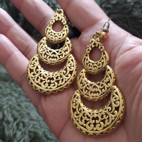 ❤️ 2 for $20 🔥Vintage 1960's Gold Toned Earrings - Picture 3 of 3